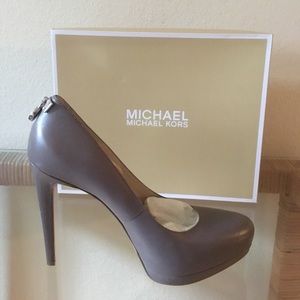 Cinder Michael Kors Hamilton Pump